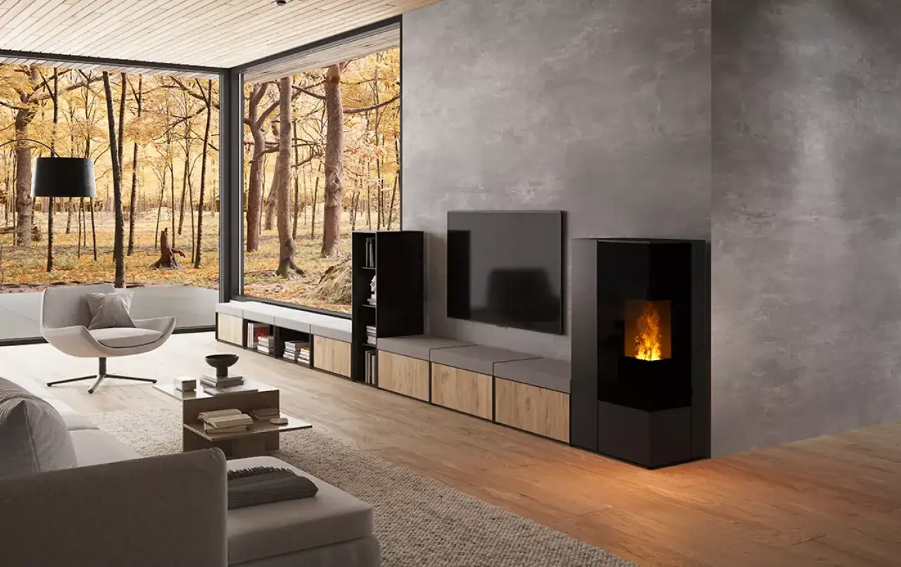 Acogedor salón con estufa de pellets, gran ventanal con vistas al bosque otoñal, sofá, sillón y mueble modular.