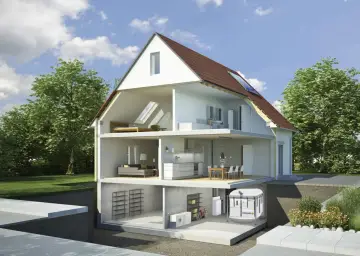 Corte de una casa que muestra habitaciones, sótano con equipo de calefacción biomasa y el exterior verde.