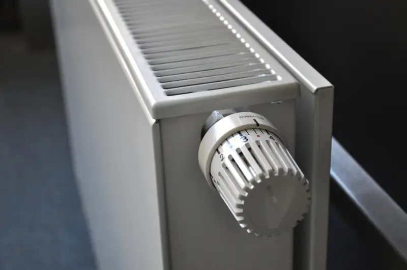 Termostato de radiador blanco, útil para el cálculo de radiadores por m2.